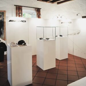 ausstellungssockel mit glas vitrinen mieten und promotionswand