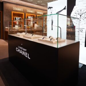 grosse design vitrine mit logo druck zum mieten