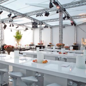 lange banketttische mit barhockern im event zelt