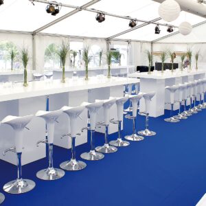 bankett mietmöbel bestehend aus hochtischen und barhockern