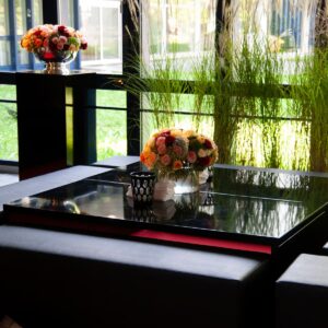 grosse lounge tische zum mieten mit sitzbänken und sitzwürfel