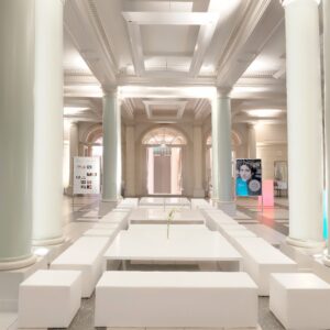 grosse eventhalle mit weissen loungemöbel zum mieten