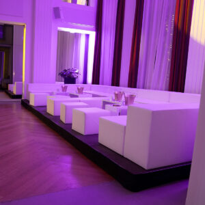 grosse event lounge in weiss mit sitzwürfel
