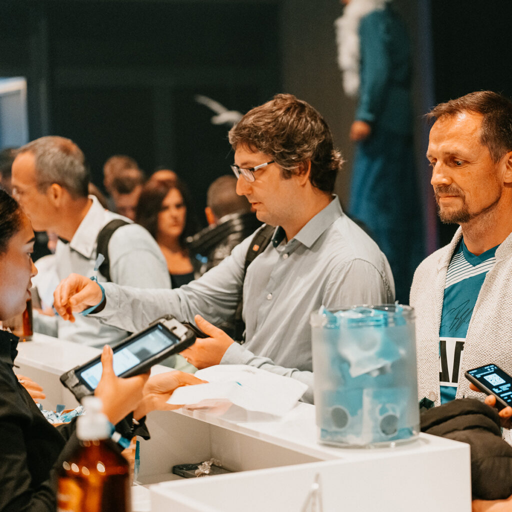 grosse registierungs theke mit gaesten