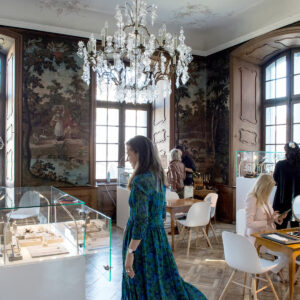 Schmuckausstellung mit grosser beleuchteter vitrine zum mieten
