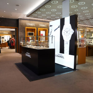 pop up fläche für uhren und schmuck mit grosser vitrine zum mieten