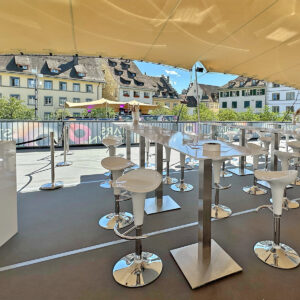 Louez une grande table haute extérieure pour restauration événementielle