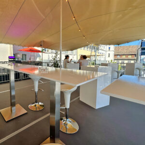 Louez une grande table extérieure pour le plein air