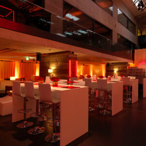hochtisch mit barhocker für event bankett