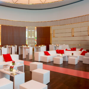 hotel lounge möbel mieten in weiss mit dekokissen