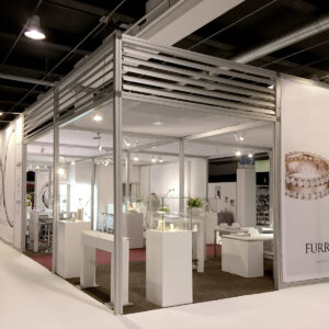 kompletter messestand mieten mit vitrine und theken und wandsystem