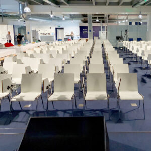konferenz stühle mieten mit integrierter Schreibablage