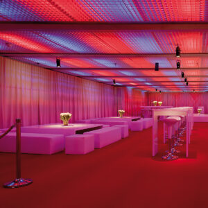 lounge event setup mit stehtischen und barhockern zum mieten