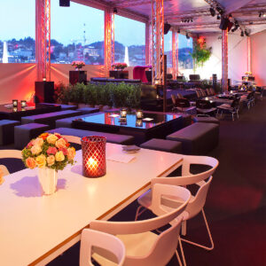 lounge möbel mieten in schwarz mit tischen und stühlen für event zelt
