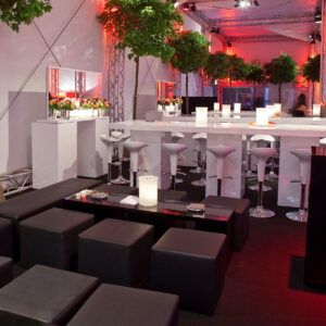 lounge möbel mieten mit weissen banketttischen und barhockern