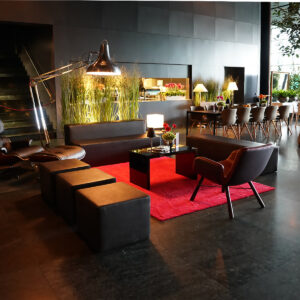 lounge sitze mieten in schwarz mit sessel und banketttischen