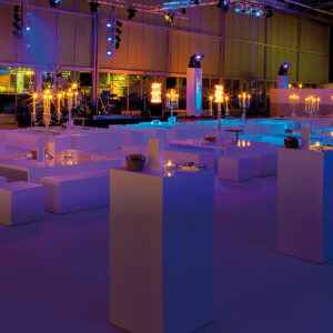 lounge und stehtische mieten in weiss für event