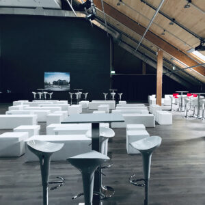 lounge und stehtische mit barhocker mieten in weiss