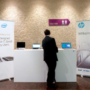 messe desk mieten in weiss mit rollups