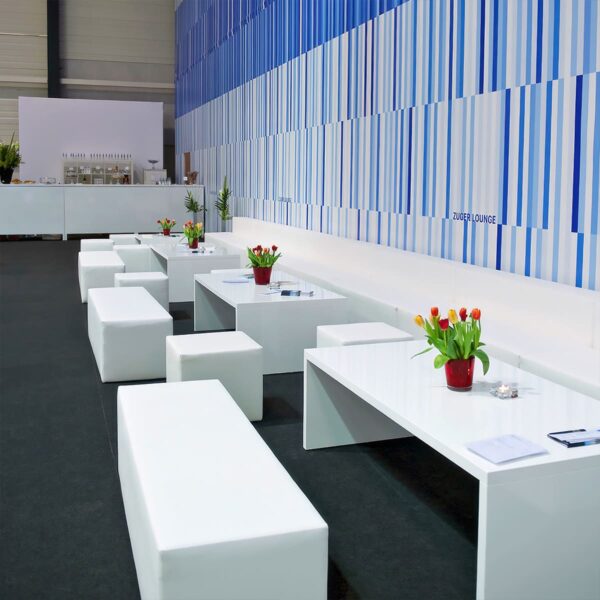 noleggio arredo lounge fieristico con schienali e bancone bar
