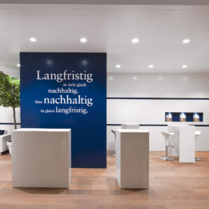 messe stand möbel mieten mit beschrifteter rückwand