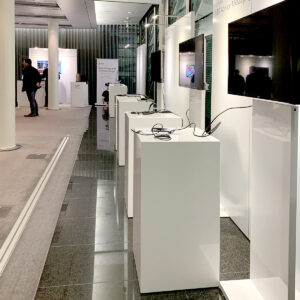 messe stehtisch mit tv screen mieten