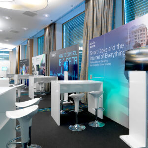 messe stehtische mieten mit bedruckter messewand