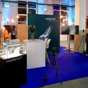 messestand mieten mit vitrine hochtisch barhocker und messewand