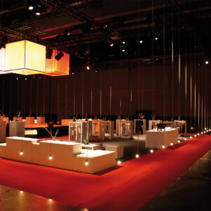 mietmöbel event setup in weiss mit stehtischen und lounge