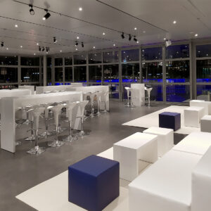 mietmöbel kkl luzern weisse lounge und stehtische mit barhocker