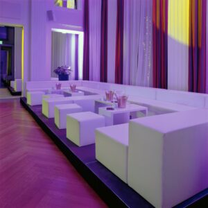 modulare lounge mieten mit loungetisch und sitzhocker