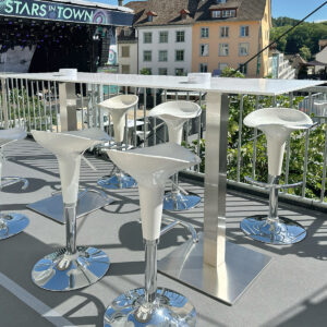 Louez une table de bar d'extérieur avec un tabouret de bar en blanc