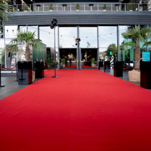 roter teppich mit outdoor stehtischen in schwarz