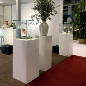 schmuck vitrine mieten für messe mit sockel und bar theke