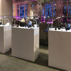 schmuck vitrine mieten in weiss mit beleuchtung