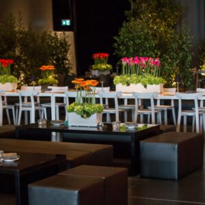 schwarze event lounge mieten mit banketttischen