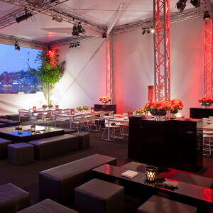 schwarze lounge mieten mit banketttischen