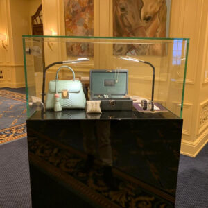 schwarze vitrine mieten für schmuck ausstellung mit led beleuchtung