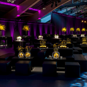schwarzes lounge setup für event