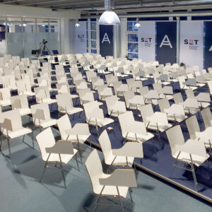 seminar stühle mieten in weiss