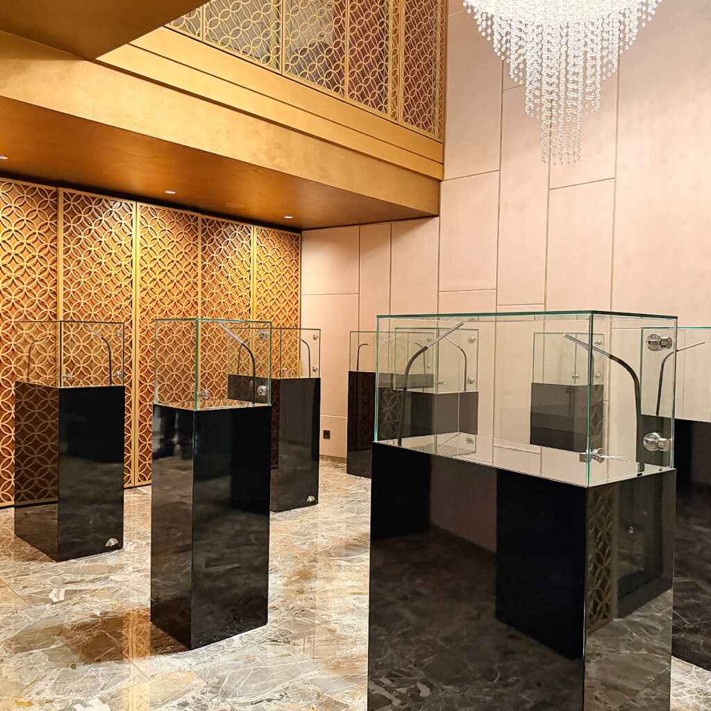 sockel vitrine mieten fuer event