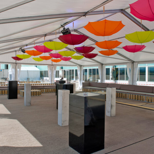 stehtisch mieten in schwarz für event fumoir