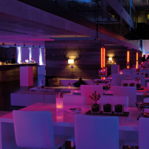 stehtische mieten mit barhocker und lounge passend zu bartheke