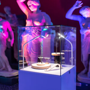 uhren und schmuck vitrine mieten bild art basel schweiz