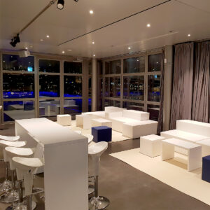 weiss lounge möbel mieten mit passenden hochtischen und barhockern
