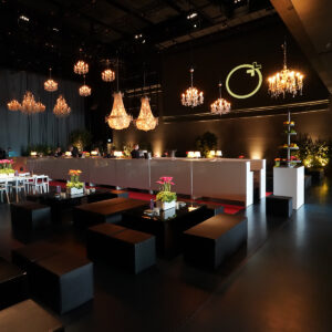 weisse eventbar mieten mit schwarzen lounge mietmöbeln