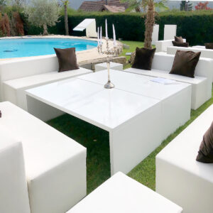 weisse garten lounge mieten mit grossen beistelltischen