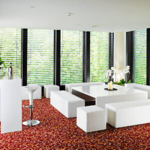 weisse lounge mieten mit grossem tisch