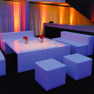 weisse lounge mieten mit grossen beistelltischen