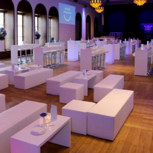 weisse lounge und stehmöbel mieten
